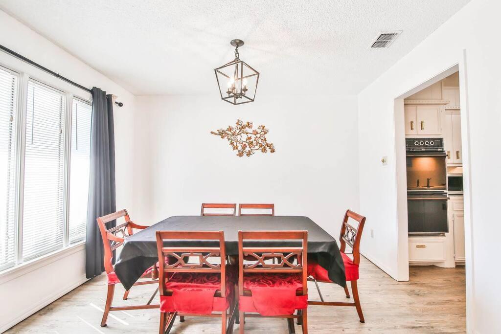 Hot Tub, Privacy, Sleeps 11 & Tons Of Space! 러벅 외부 사진