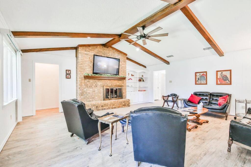 Hot Tub, Privacy, Sleeps 11 & Tons Of Space! 러벅 외부 사진