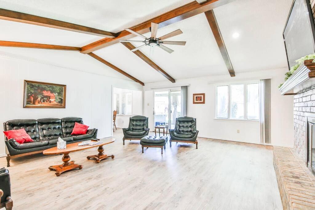 Hot Tub, Privacy, Sleeps 11 & Tons Of Space! 러벅 외부 사진