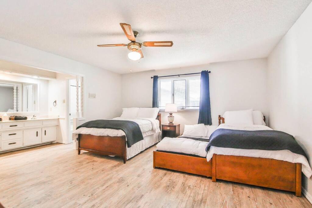 Hot Tub, Privacy, Sleeps 11 & Tons Of Space! 러벅 외부 사진