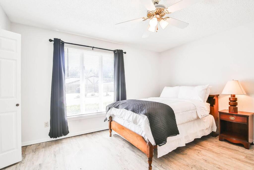 Hot Tub, Privacy, Sleeps 11 & Tons Of Space! 러벅 외부 사진